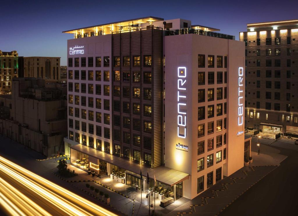 Centro Olaya by Rotana di notte